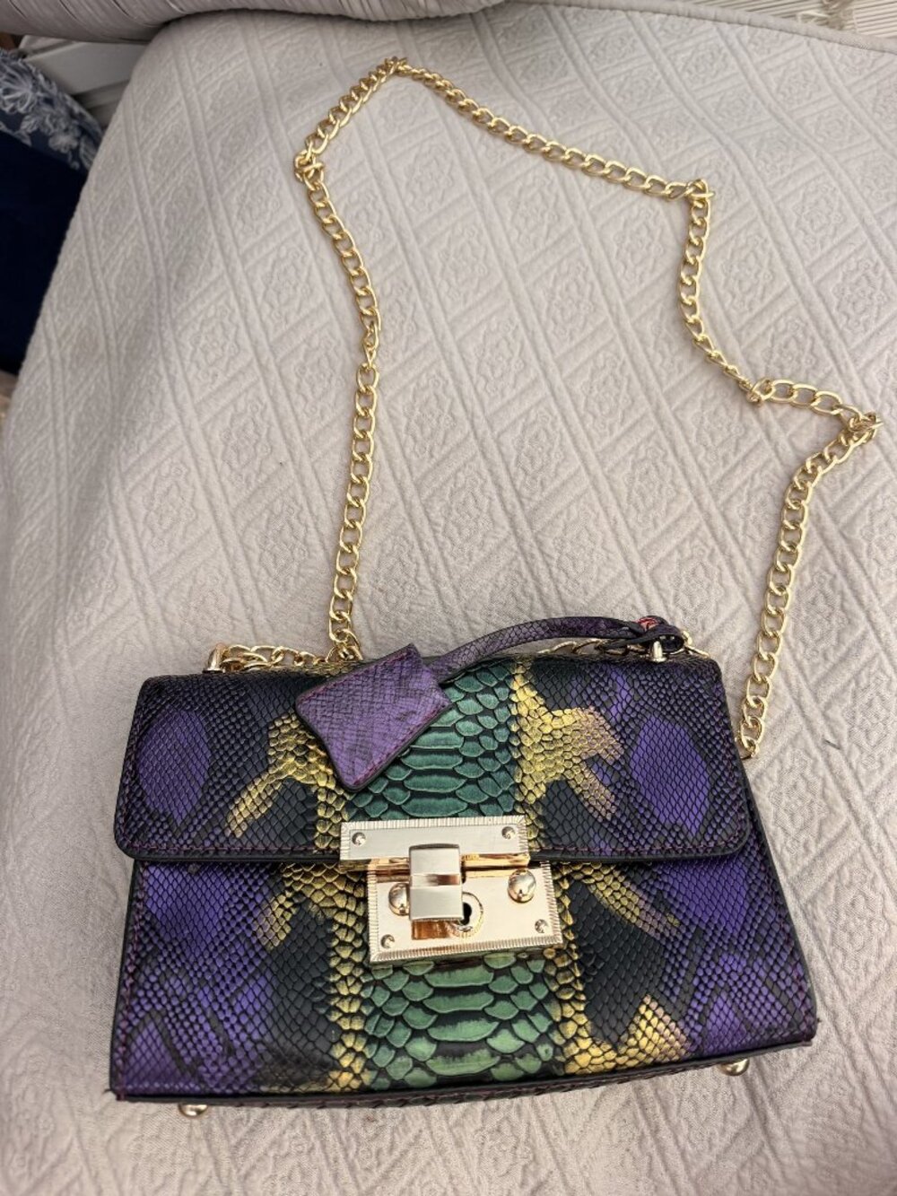 Snake Print Faux Leather Crossbody Bag With Gold Chain Strap & Lock Closure - Pu